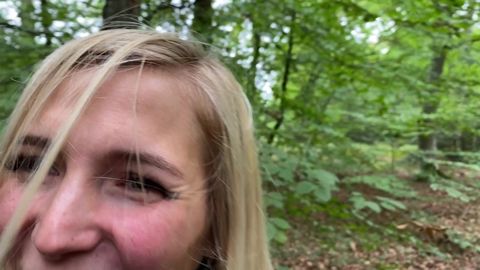Bionda succhia e scopa all’aperto tra gli alberi