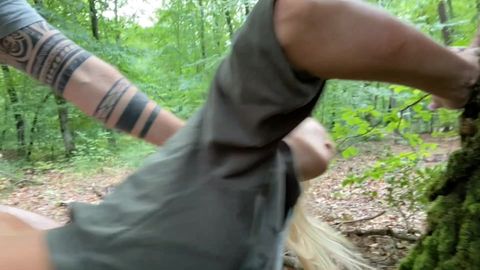 Bionda succhia e scopa all’aperto tra gli alberi