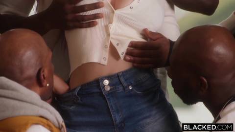 Angel Youngs se fait gangbanger pour la première fois