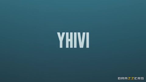 Yhivi si offre ai due ragazzi muscolosi