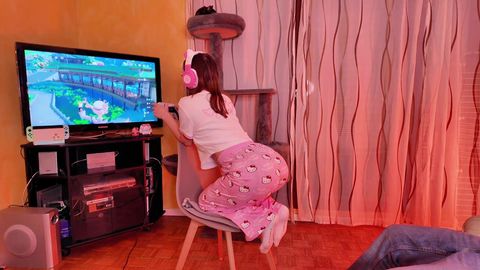 Sesso intenso in sala giochi: lei dominata e inculata da dietro