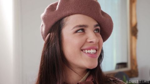 Scout troie in uniforme succhiano il cazzo duro del capo