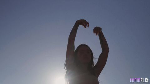 Disfrutando de mamadas xxx al aire libre con una morena impresionante