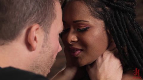 Cali Sweet attachée s’offre un BDSM violent