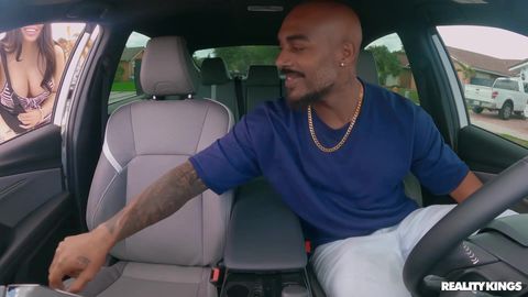 Troia Latina con Tette Enormi Scopa in Auto