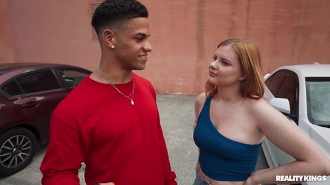 Rossa focosa succhia cazzo nero in pubblico vicino alle auto