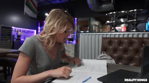 Bionda sexy succhia il cazzo del cuoco nel bar affollato