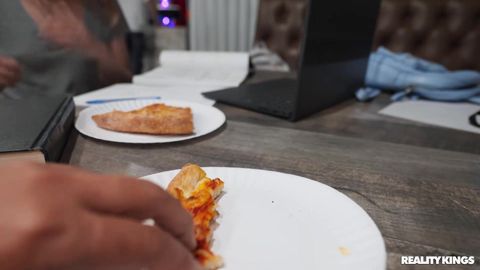 Bionda sexy succhia il cazzo del cuoco nel bar affollato