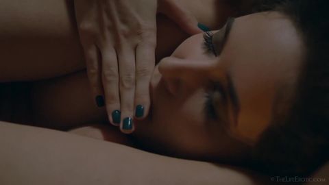Ella siente ganas de mamarse las tetas y masturbarse en xxx pornoxo