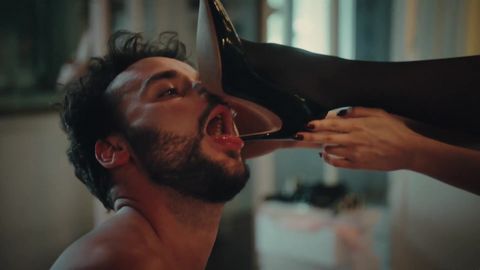Il doit lécher les talons aiguille de sa maitresse asiatique