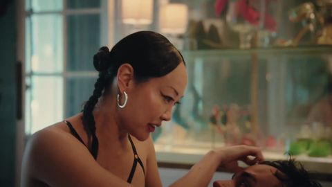 Il doit lécher les talons aiguille de sa maitresse asiatique