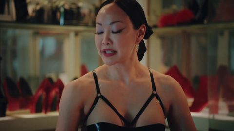 Il doit lécher les talons aiguille de sa maitresse asiatique