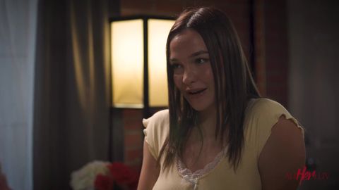 Passione lesbica: due ragazze si concedono piacere intenso