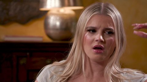 Sky Wonderland mamando un pene como toda una cumlouder gratis