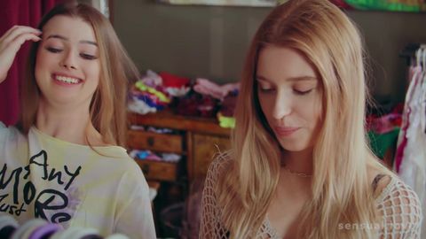 Due troie bionde tetone si leccano in un negozio di lingerie