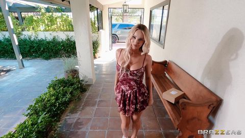 Meagan Moore entrega un paquete de redtube y recibe otro carnoso