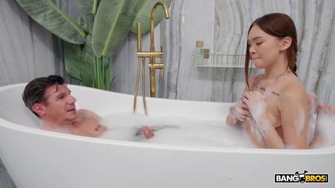 Coppia tatuata si lava e gioca nel bagno di lusso