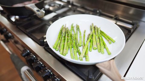 Tatutata latina pompina e scopata dura in cucina con negro