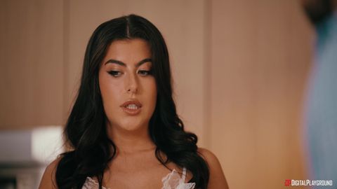 Brunetta sensuale succhia il cazzo duro del suo uomo in cucina