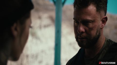 In lingerie succhia cazzi ai soldati muscolosi