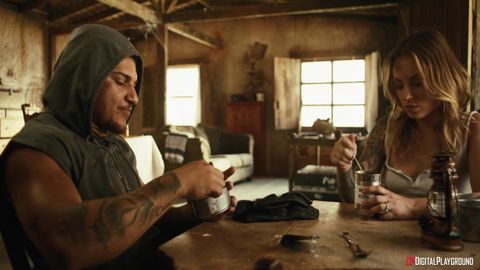 In lingerie succhia cazzi ai soldati muscolosi