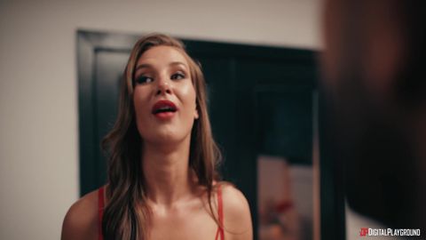 Uomo alla scrivania incontra donna sexy per scopata bollente