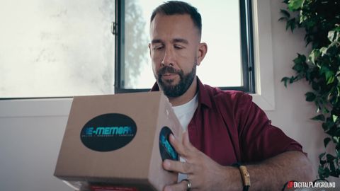 Uomo alla scrivania incontra donna sexy per scopata bollente