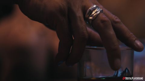 Passione Selvaggia: Lui la Scopa sul Divano del Bar