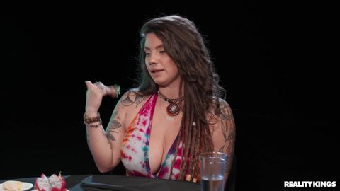 Tatuata con Tette Enormi Scopa Selvaggiamente al Ristorante Dirty Dish