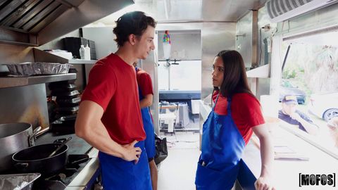 Sesso selvaggio sul food truck con la mora