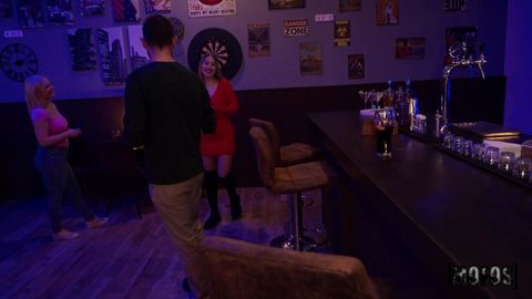 Salope taille une pipe dans un bar aux yeux de tous